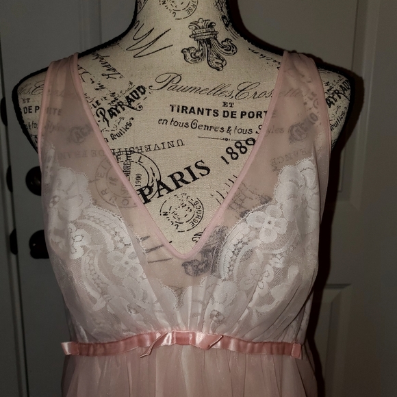 Vintage Vanity Fair Negligee - Picture 4 of 9
